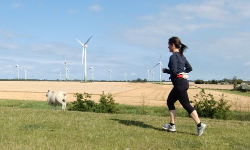 Runner on the dike near Wallnau auf Fehmarn (Copyright © 2013 Hendrik Böttger / Run International EU)