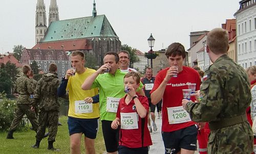 Europamarathon Görlitz-Zgorzelec - drink station in Zgorzelec (Copyright © 2013 Hendrik Böttger / runinternational.eu)