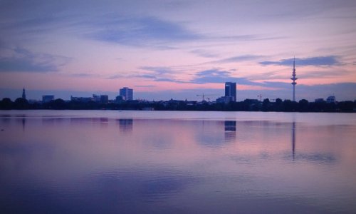 The Außenalster lake in Hamburg at night (Copyright © 2014 Hendrik Böttger / runinternational.eu)