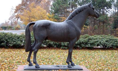 Holsteiner stallion Landgraf, bronze statue, Elmshorn, Germany (Photo: Author: Huhu / de.wikipedia / Public Domain / image modified by runinternational.eu)