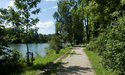 Landshut läuft - footpath on Mitterwöhr Island in the River Isar (Copyright © 2015 Hendrik Böttger / runinternational.eu)