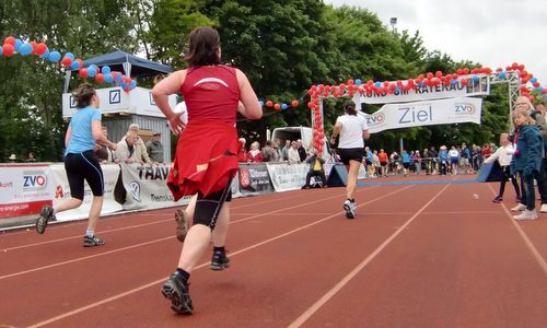 Rund um Ratekau 2012, finish on the athletics track (Copyright © 2012 runinternational.eu)