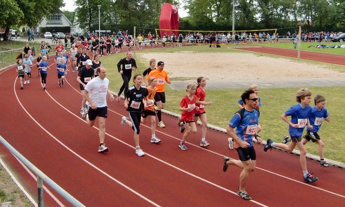 Rund um Ratekau 2012, start on the athletics track (Copyright © 2012 runinternational.eu)