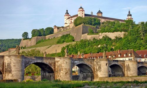 Alte Mainbrücke and Festung Marienberg, Würzburg, Germany (Author: Christian Horvat / commons.wikimedia.org / Public Domain / Photo modified by runinternational.eu)