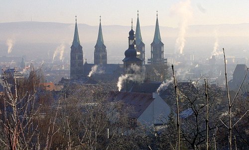 The Bamberger Dom (Bamberg Cathedral) on a frosty day - Author: Johannes Otto Först / commons.wikimedia.org / Public Domain / photo modified by runinternational.eu))