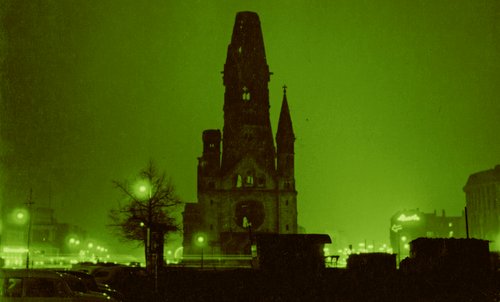 Kaiser-Wilhelm-Gedächtniskirche in Berlin in 1952 (Author: Wschmock / commons.wikimedia.org / CC0 1.0 Universal Public Domain Dedication / photo modified by runinternational.eu)