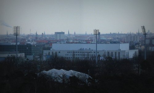 The Mommsenstadion as seen from the Teufelsberg, Berlin, Germany (Author: Lordnikon / commons.wikimedia.org / public domain / photo modified by runinternational.eu)