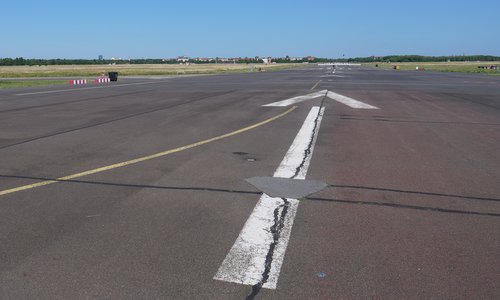 Tempelhofer Feld (Author: Leonhard Lenz / commons.wikimedia.org / CC0 1.0 Universal Public Domain Dedication / photo cropped by runinternational.eu)