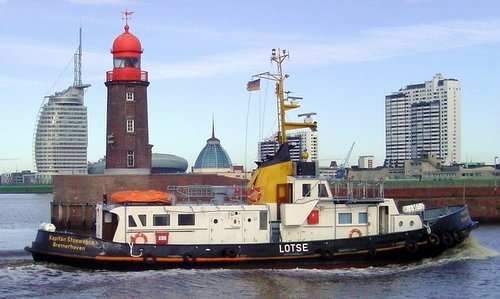 A pilot boat in Bremerhaven (Author: Tvabutzku1234 / commons.wikimedia.org / public domain / photo modified by runinternational.eu)