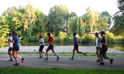 Buntekuhlauf, Lübeck, Germany - runners at the pond in the Wiesental park in Buntekuh (Photo copyright © 2017 Hendrik Böttger / runinternational.eu)