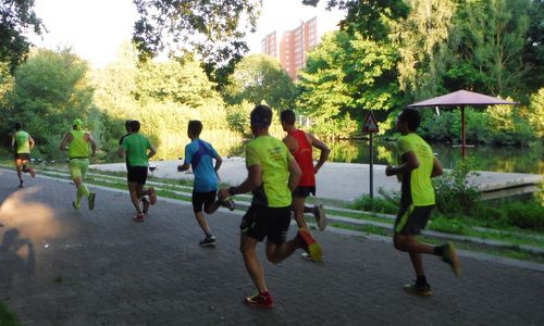 Buntekuhlauf - runners in the Wiesental park in Buntekuh, Lübeck, Germany (Photo copyright © 2017 Hendrik Böttger / runinternational.eu)