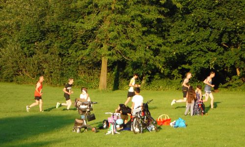 Buntekuhlauf, Germany - 5k and 10k runners in the Wiesental park in Lübeck's multicultural quarter of Buntekuh (Photo copyright © 2017 Hendrik Böttger / runinternational.eu)