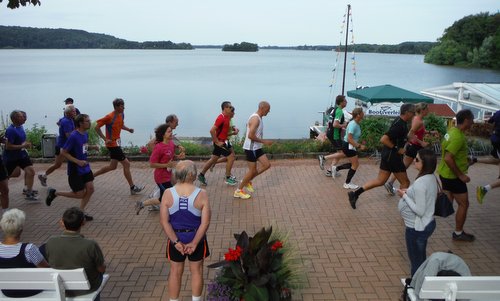 Diekseelauf - runners at the start in Bad Malente-Gremsmühlen (Copyright © 2016 Hendrik Böttger / runinternational.eu)