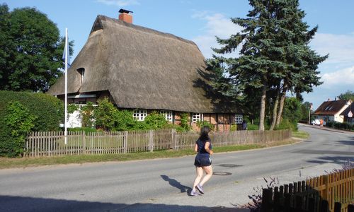 Europalauf Neustadt - a runner in Rettin (Copyright © 2016 Hendrik Böttger / runinternational.eu)