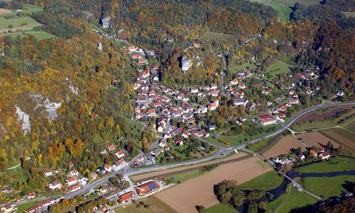 Aerial photo of Streitberg, the B 470 road and the Wiesent river in Franconian Switzerland, Germany (Author: pegasus2 at German Wikipedia / public domain / photo cropped by runinternational.eu)