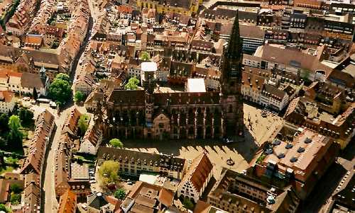 Münster, Freiburg im Breisgau, Germany - aerial photo (Author: Fotomaag / commons.wikimedia.org / CC0 1.0 Universal Public Domain Dedication / image cropped by runinternational.eu)