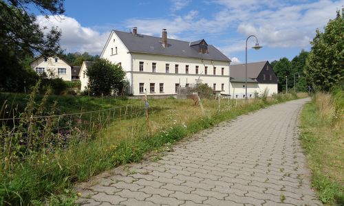 The Göltzschtal-Marathon follows the Göltzschtal-Radweg through the village of Weißensand (Copyright © 2017 Hendrik Böttger / runinternational.eu)