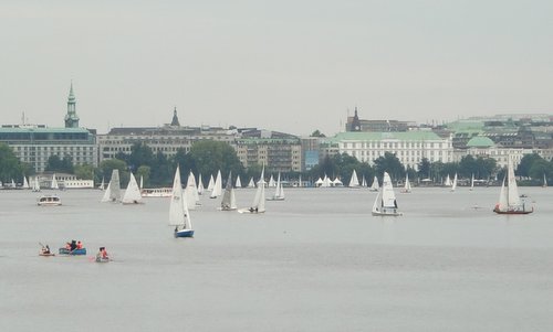 Sailing boats on the Alster lake in Hamburg, Germany (Copyright © 2016 Hendrik Böttger / runinternational.eu)