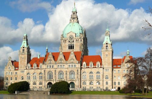 Neues Rathaus, Hannover, Germany (Author: Axel Hindemith / commons.wikimedia.org / CC0 1.0 Universal Public Domain Dedication / image cropped by runinternational.eu)