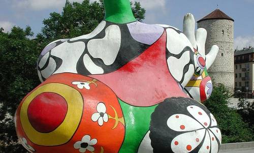 Nana sculptures by Niki de Saint Phalle, Leibnizufer, Hannover, Germany (Author: Pär Henning / English Wikipedia / Public Domain)