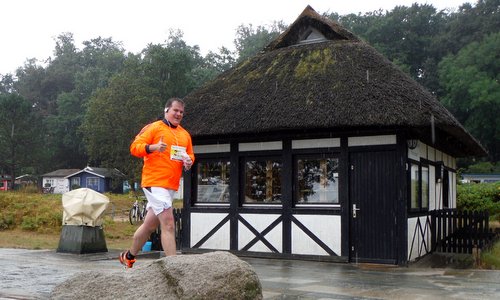 Alpen-Lauf Hohwacht, Germany - a 10k runner on the beach promenade (Copyright © 2015 Hendrik Böttger / Run International EU)