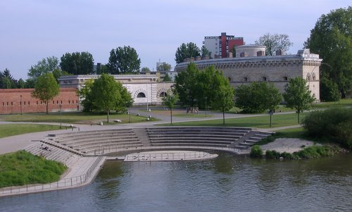 The route of the Halbmarathon Ingolstadt passes the Donaubühne and the Reduit Tilly on the River Danube (Author: Brian Clontarf / commons.wikimedia.org / public domain / photo cropped by runinternational.eu)