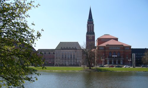 City Hall, Opera House and Kleiner Kiel lake, Kiel, Germany (Photo: UphoffHe at the Wikipedia project / Public Domain / image cropped by runinternational.eu)