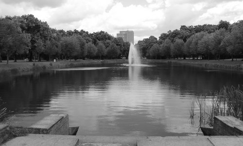 Pond in the Clara-Zetkin-Park in Leipzig, Germany (Copyright © 2018 Hendrik Böttger / runinternational.eu)