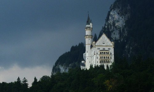 Neuschwanstein Castle, Bavaria, Germany (Author: Huenten / commons.wikimedia.org / public domain / photo cropped by runinternational.eu)