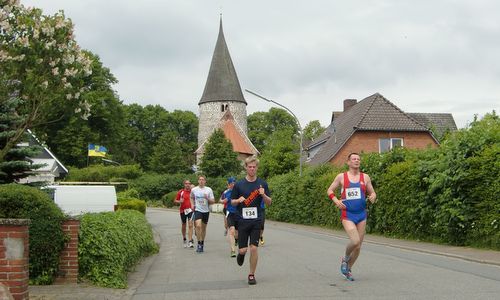 Rund um Ratekau - 10k runners at the fieldstone church of Ratekau (Copyright © 2022 Hendrik Böttger / runinternational.eu)