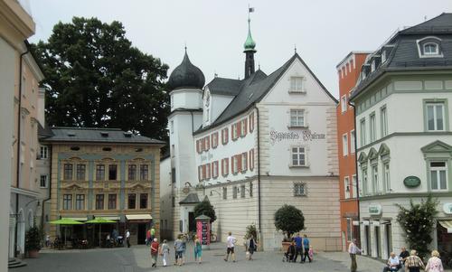 Rosenheimer Citylauf - The route passes the Städtisches Museum, Ludwigsplatz, Rosenheim, Germany (Copyright © 2017 Hendrik Böttger / runinternational.eu)