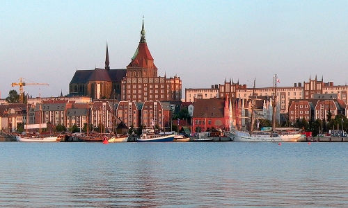 The Hansesail in Rostock as seen from the Warnowufer (Author: Lauchi / commons.wikimedia.org / public domain / photo cropped by runinternational.eu)