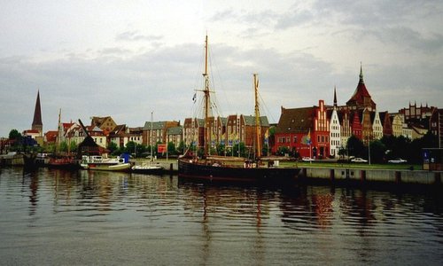 The Stadthafen and the Old Town of Rostock, Germany (Author: Botaurus at German Wikipedia / public domain / photo cropped by runinternational.eu)