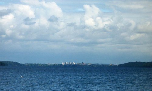 The Tollensesee and the town of Neubrandenburg, Germany (Author: Botaurus at German Wikipedia / public domain / photo modified by runinternational.eu) 