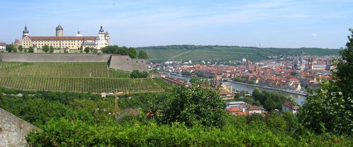 Marienberg Fortress and the River Main in Würzburg, Bavaria, Germany (Author: Daderot / commons.wikimedia.org / Public Domain / Photo modified by runinternational.eu)