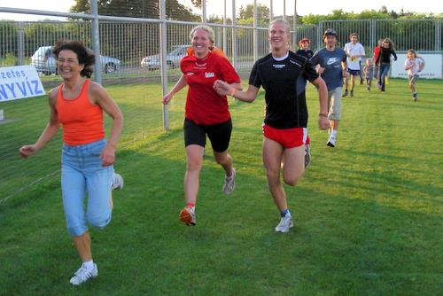 Brigitta Werderits and two Danes in the 600 meter run (Copyright © 2009 Hendrik Böttger / runinternational.eu)