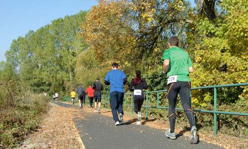 Szaggasd az aszfaltot! - runners on the bikeway between Bagod and Zalalövő in western Hungary (Copyright © 2011 Hendrik Böttger / runinternational.eu)