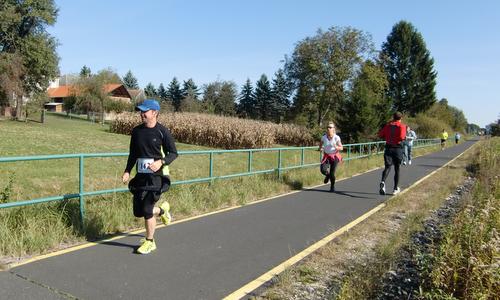 Szaggasd az aszfaltot! - half marathon runners on the bike path between Bagod and Zalalövő, Hungary (Copyright © 2017 Hendrik Böttger / runinternational.eu)