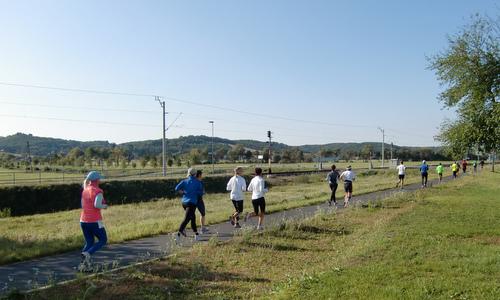 Szaggasd az aszfaltot! - Runners on the cycleway near Bagod, Hungary (Copyright © 2014 Hendrik Böttger / Run International EU)