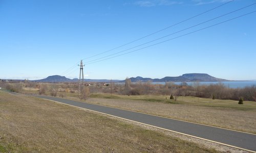 The cycleway near Balatongyörök on the northern shore of Lake Balaton, Hungary (Photo: Copyright © 2020 Hendrik Böttger / runinternational.eu)