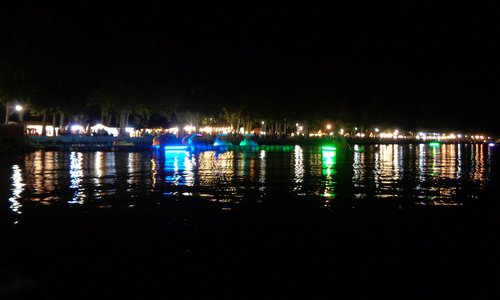 Tagore Sétány, the lakeside promenade of Balatonfüred in Hungary, at night (Photo: Copyright © 2020 Hendrik Böttger / runinternational.eu)