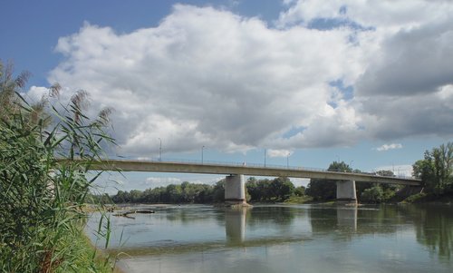 The route of the Határfutás (Polumaraton Barcs-Virovitica) crosses this bridge across the Drava river (Photo: Copyright © 2022 Hendrik Böttger / runinternational.eu)