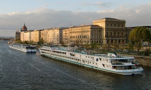 The Hungarian Academy of Sciences and the Hungarian Parliament Building on the River Danube, Budapest, Hungary (Copyright © 2015 Hendrik Böttger / runinternational.eu)