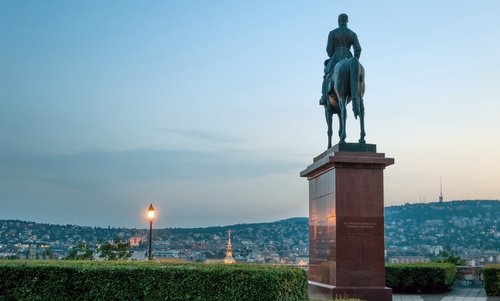 Statue of the Hungarian military leader Artúr Görgei (1818-1916) on Castle Hill, Budapest, Hungary - Author: The Photographer / commons.wikimedia.org / CC0 1.0 Universal Public Domain Dedication / photo cropped by runinternational.eu
