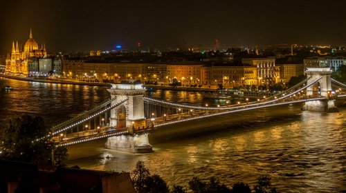 Széchenyi Chain Bridge in Budapest at night (Author: The Photographer / commons.wikimedia.org / CC0 1.0 Universal Public Domain Dedication)
