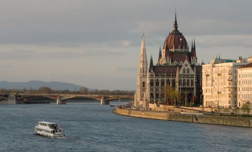 Budapest, Parliament building and Margit híd (Copyright © 2013 Hendrik Böttger / runinternational.eu)