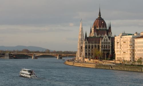 Budapest, Parliament building and Margit híd (Copyright © 2013 Hendrik Böttger / runinternational.eu)