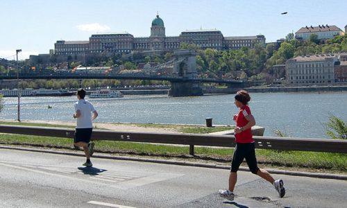 Runners on the River Danube in Budapest (Copyright © 2012 Hendrik Böttger)