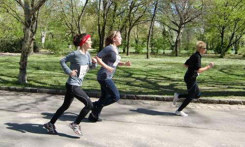 Women running in Budapest, Hungary (Copyright © 2011 Hendrik Böttger / runinternational.eu)