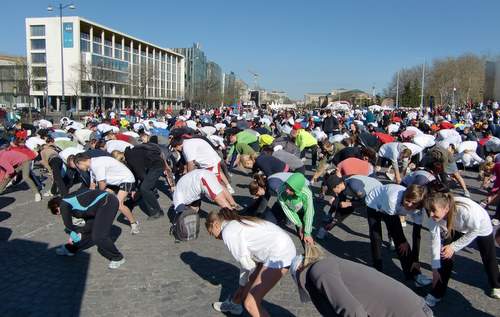 Vivicitta Budapest, warm-up and stretching (Copyright © 2011 runinternational.eu)